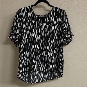 Nine West Black & White Abstract Short Sleeve Blouse